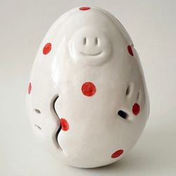 Яйцо белое в красную точку