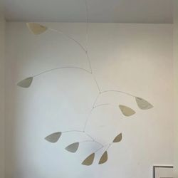Кинетический мобиль настольный из переработанного пластика