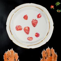 Клубника в молоке