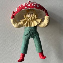 Мальчик в костюме грибочка