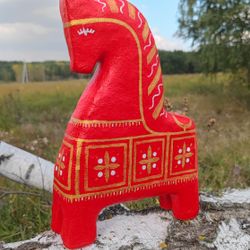 Настольная скульптура красного коня "Шов памяти"