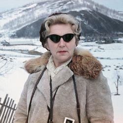 Отдаленный, звучащий чуть слышно вечерний вальс