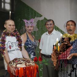 С тортом праздник новый год