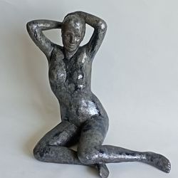 Девушка, поправляющая прическу