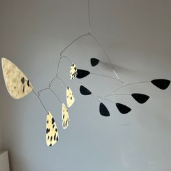 Подвесной кинетический мобиль из переработанного пластика