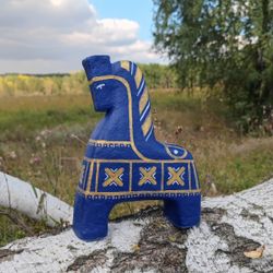 Настольная скульптура синего коня "Шов памяти"