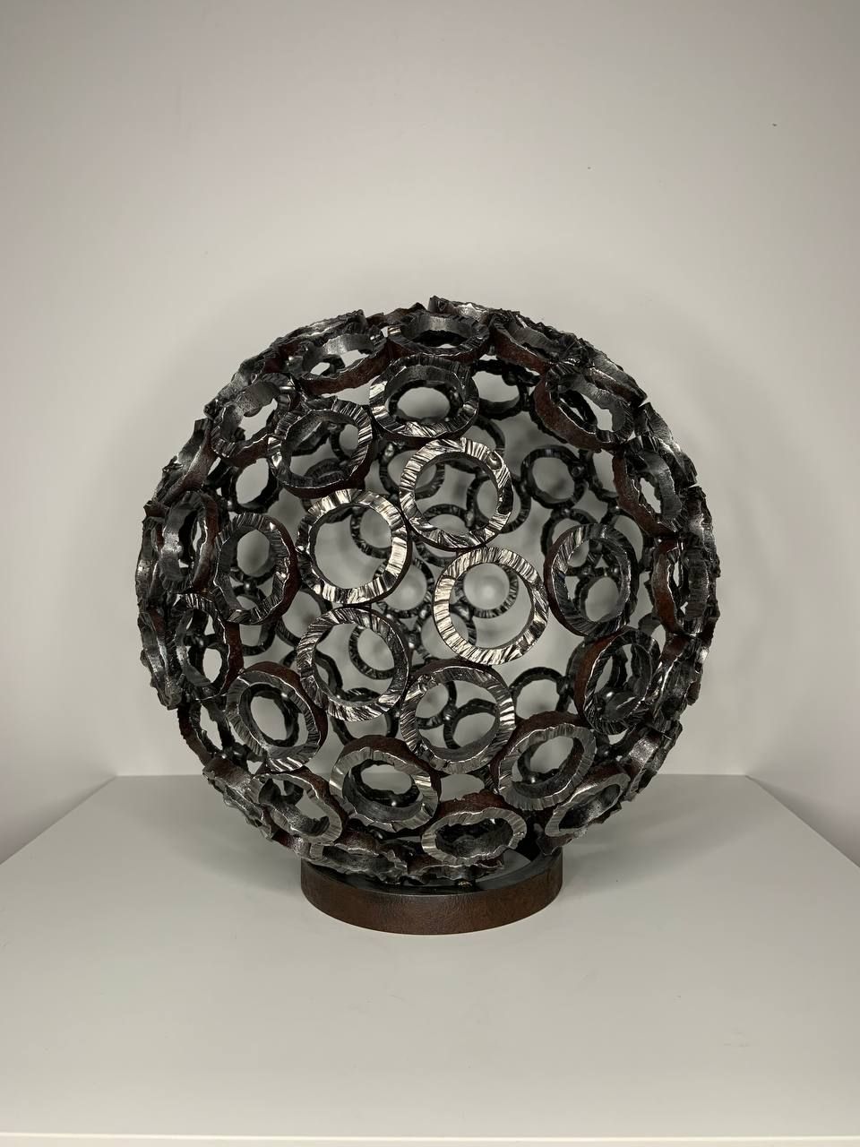 Руслан Брускошар (Скульптура - 
                  30 x 31 см) Спящая комета: Металлический лед