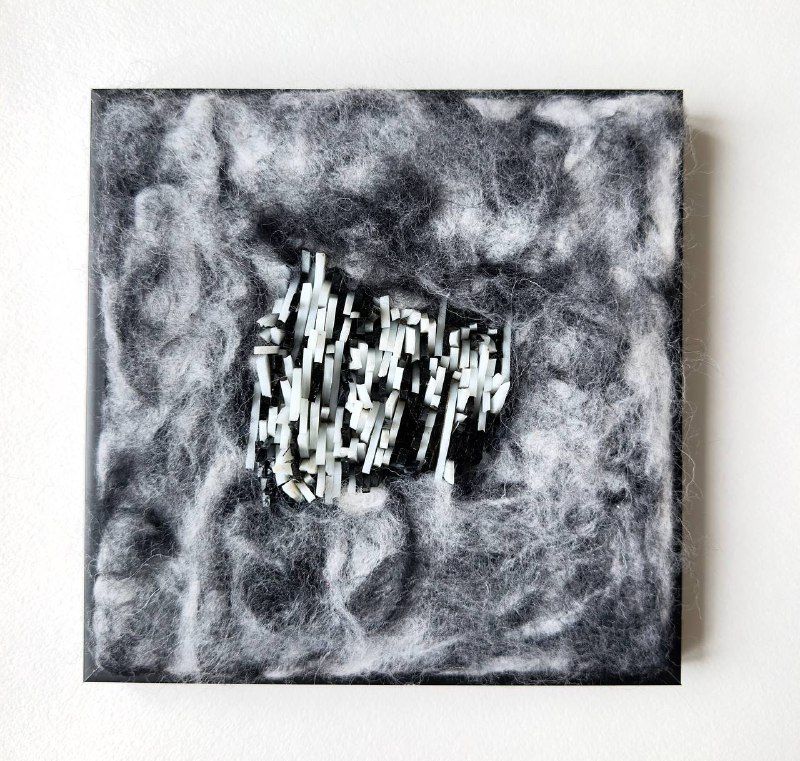 Алена Жамоздик (Объект - 
                  20 x 20 см) Резонанс