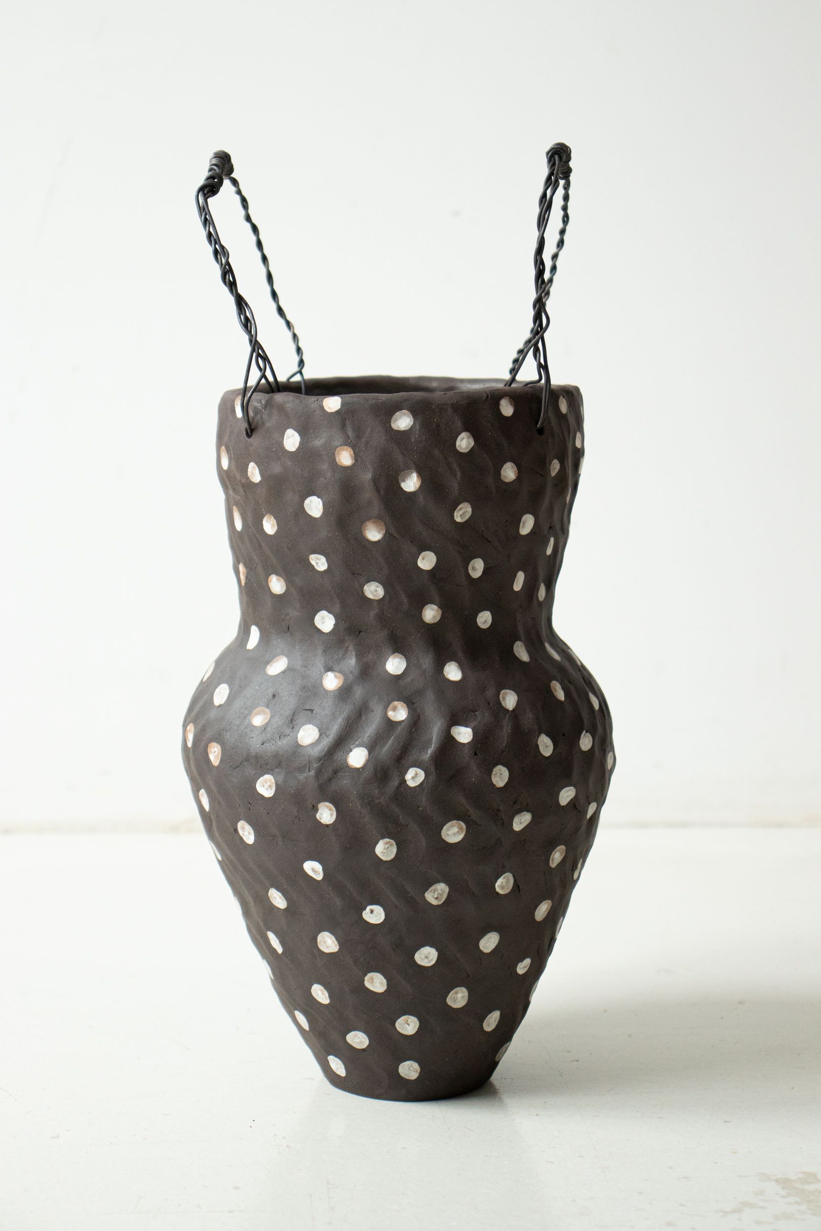 Наталья Карминова (Ваза - 
                  15 x 32 см) №180 "Черное платье в белый горошек"