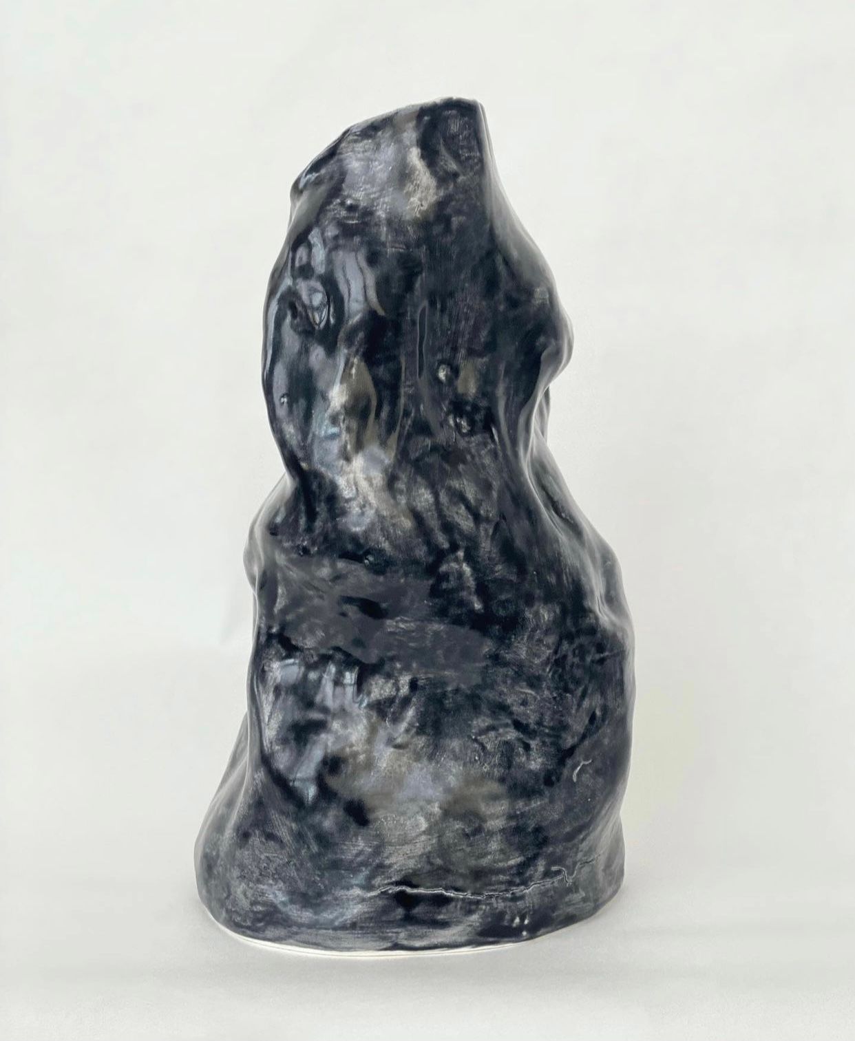Лиля Кобалян (Скульптура - 
                  15 x 28 см) Black glazed vase