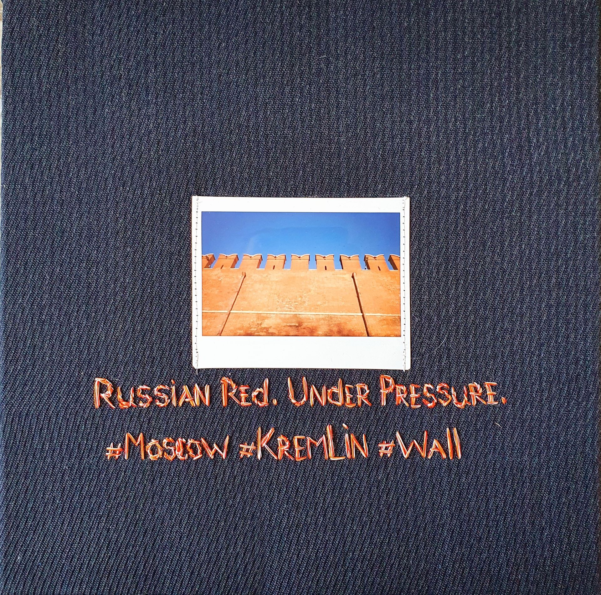 Маша Ив (Фотография - 
                  30 x 30 см) Искусство момента. Russian Red. Under Pressure