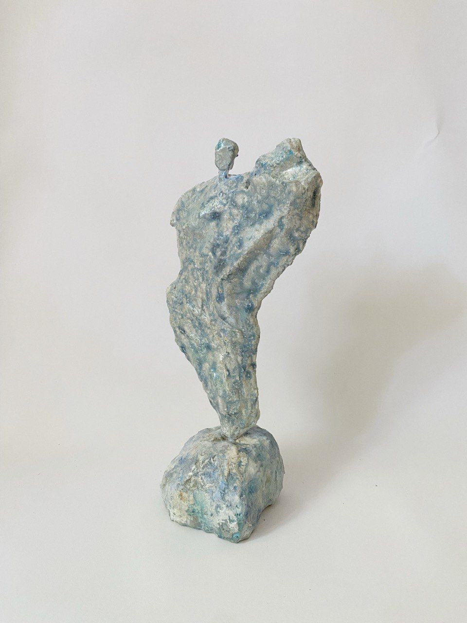 Елена Троянская (Скульптура - 
                  15 x 35 см) Человек в голубом (объект 21)