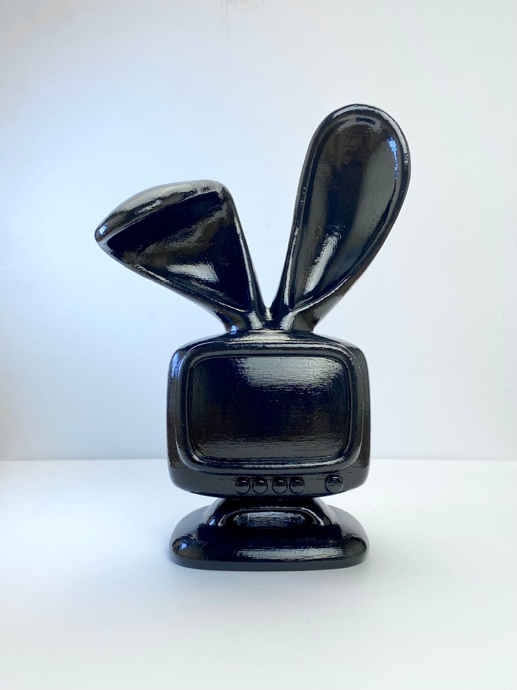 Кирилл Суриков (Скульптура - 
                  13 x 20 см) Dark Bunny TV