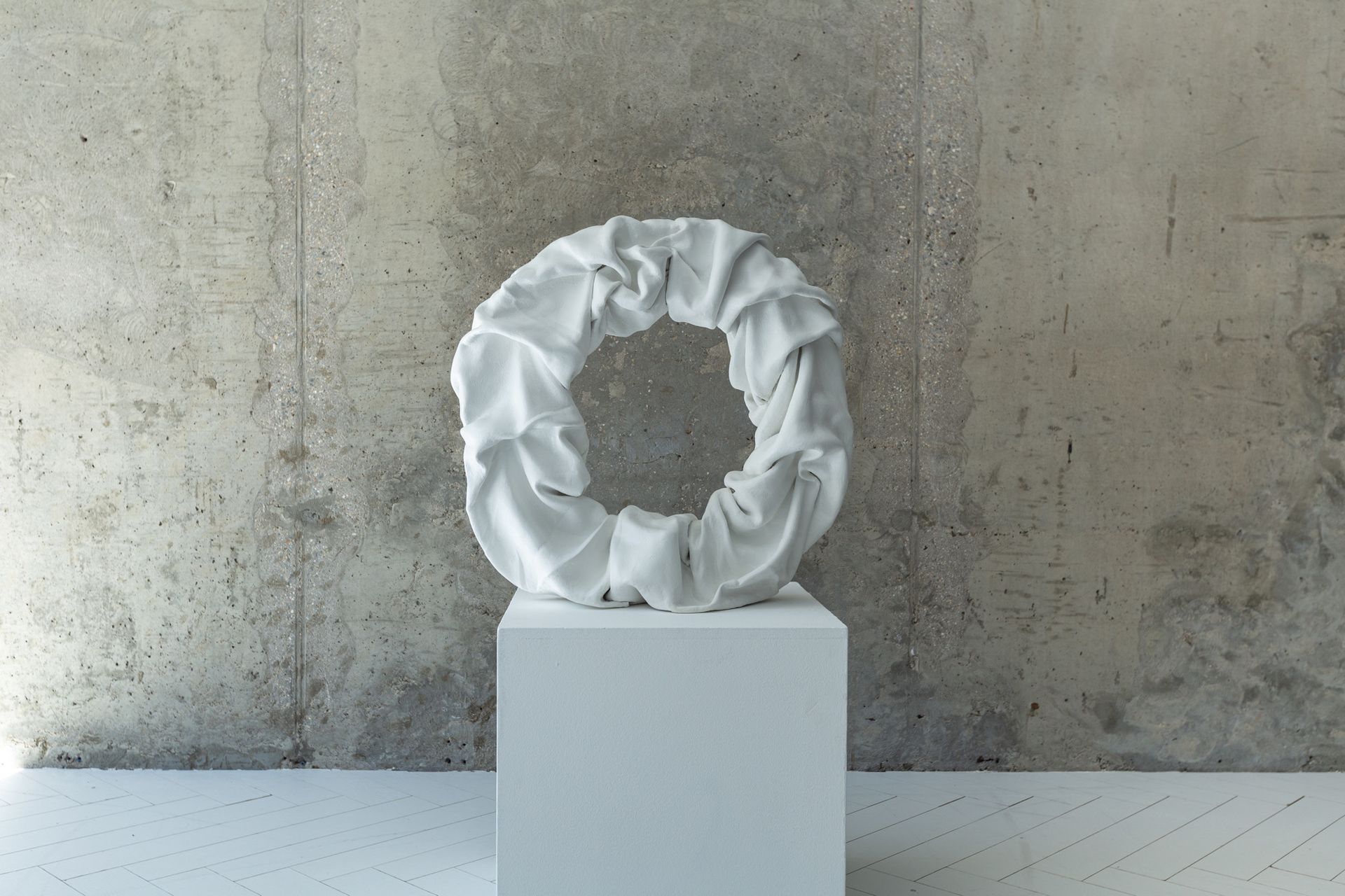 Натали Кокошкина (Скульптура - 
                  65 x 65 см) Связь поколений