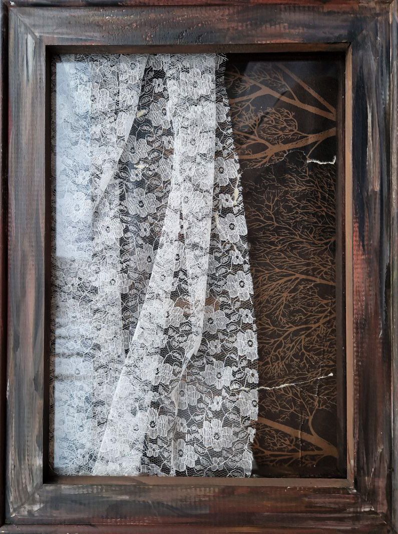 Валерия Финина (Коллаж / ассамбляж - 
                  30 x 40 см) Окно с видом на лес