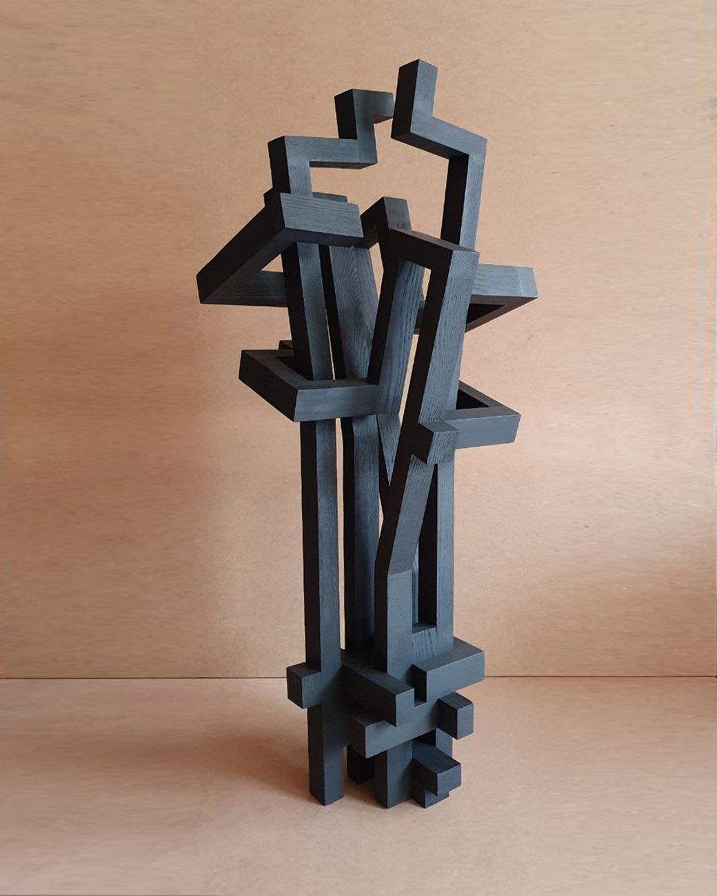 Валерий Осмаков (Скульптура - 
                  40 x 90 см) Судьбы