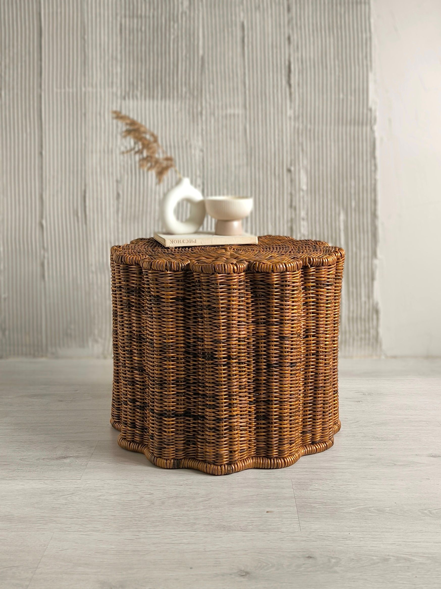 Валерия Корельская (Объект - 
                  53 x 41 см) Журнальный стол "Цветок"