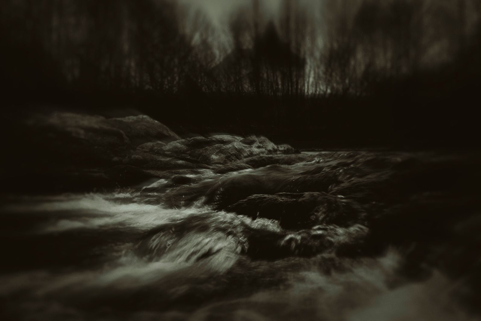 Зара Нехай (Фотография - 
                  80 x 60 см) Дом у реки