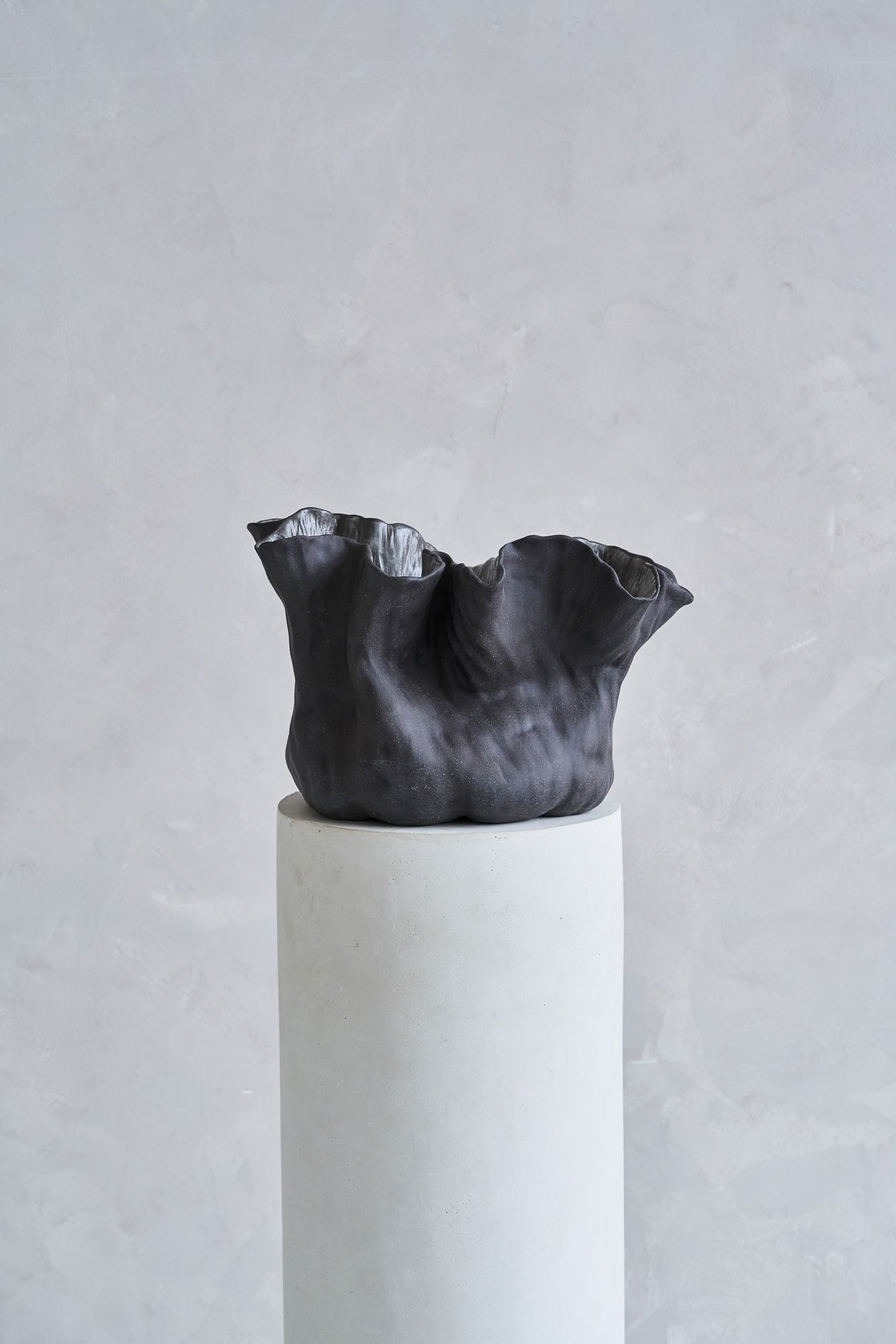 Алеся Стрикс (Скульптура - 
                  22 x 20 см) Раскрытая вулканическая ваза
