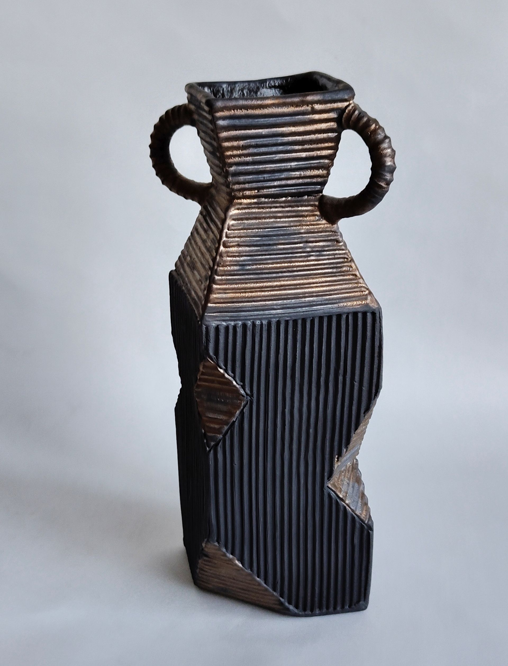 Екатерина Пеганова (Скульптура - 
                  9 x 29 см) Ваза средняя из серии "Незнакомцы с Берега Слоновой кости"