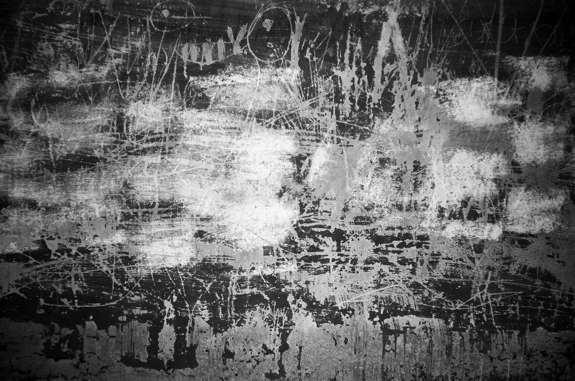 Митя Ганопольский (Фотография - 
                  60 x 40 см) Граффити на стене дома моей бабушки 1/7