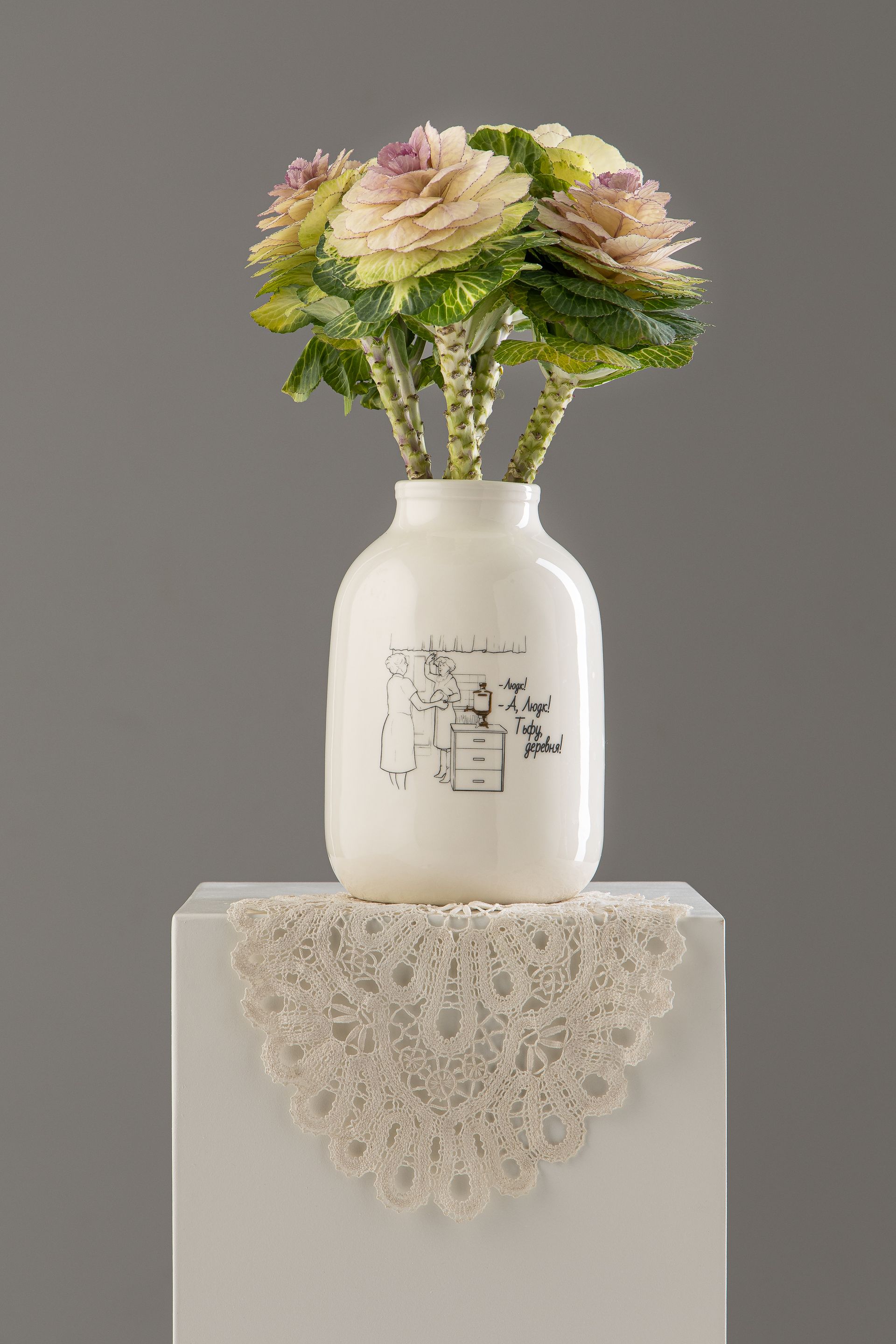 Татьяна Бредихина (Скульптура - 
                  15 x 23 см) Ваза "Трехлитровая". Любовь и голуби — Тьфу, деревня!