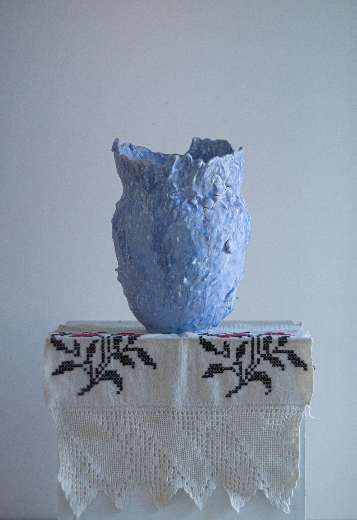 Майя Харитонова (Объект - 
                  19 x 30 см) Ваза голубая