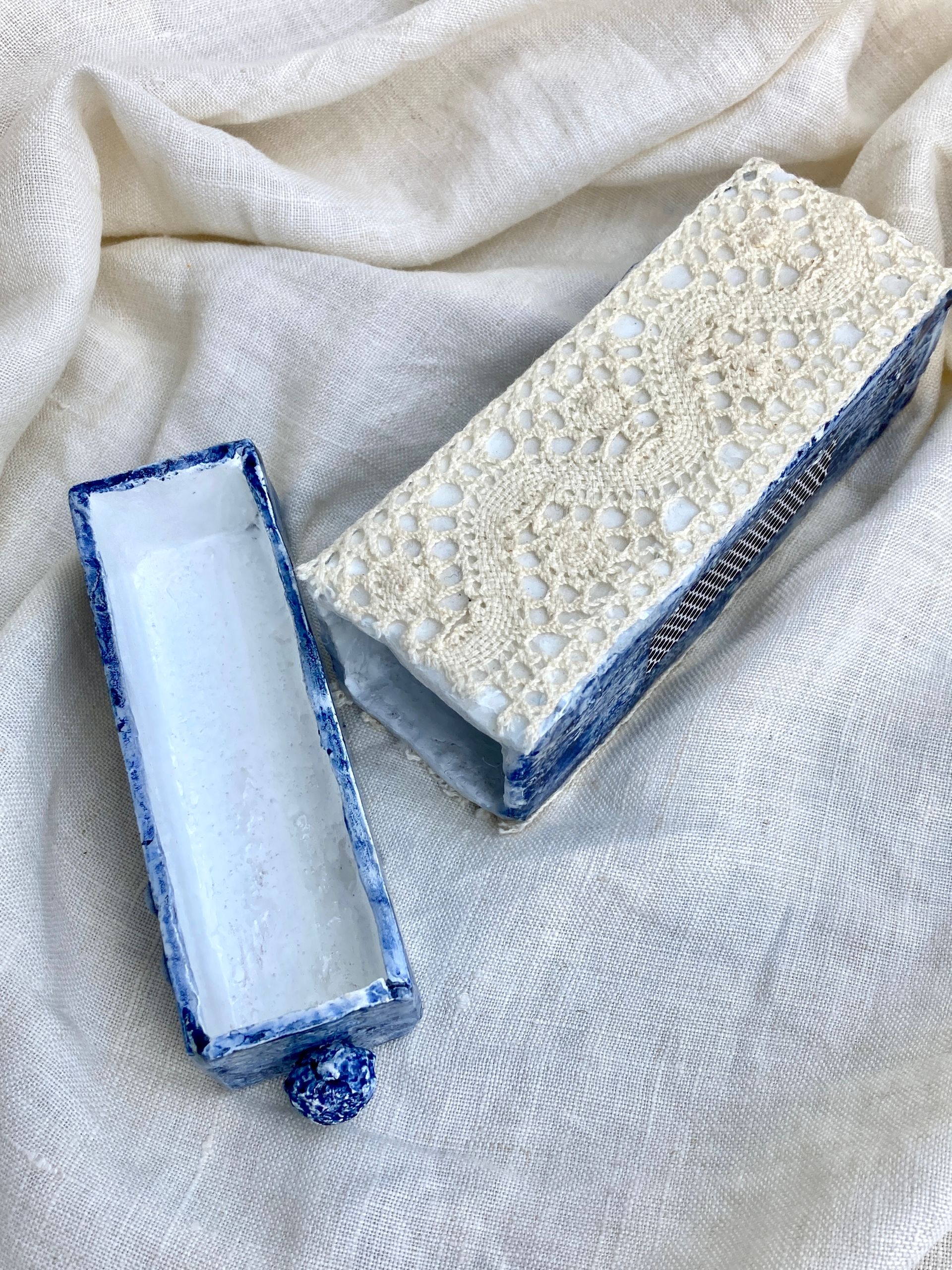 Валерия Головенкина (Скульптура - 
                  12.5 x 4 см) Длинный спичечный коробок "Сервизный"