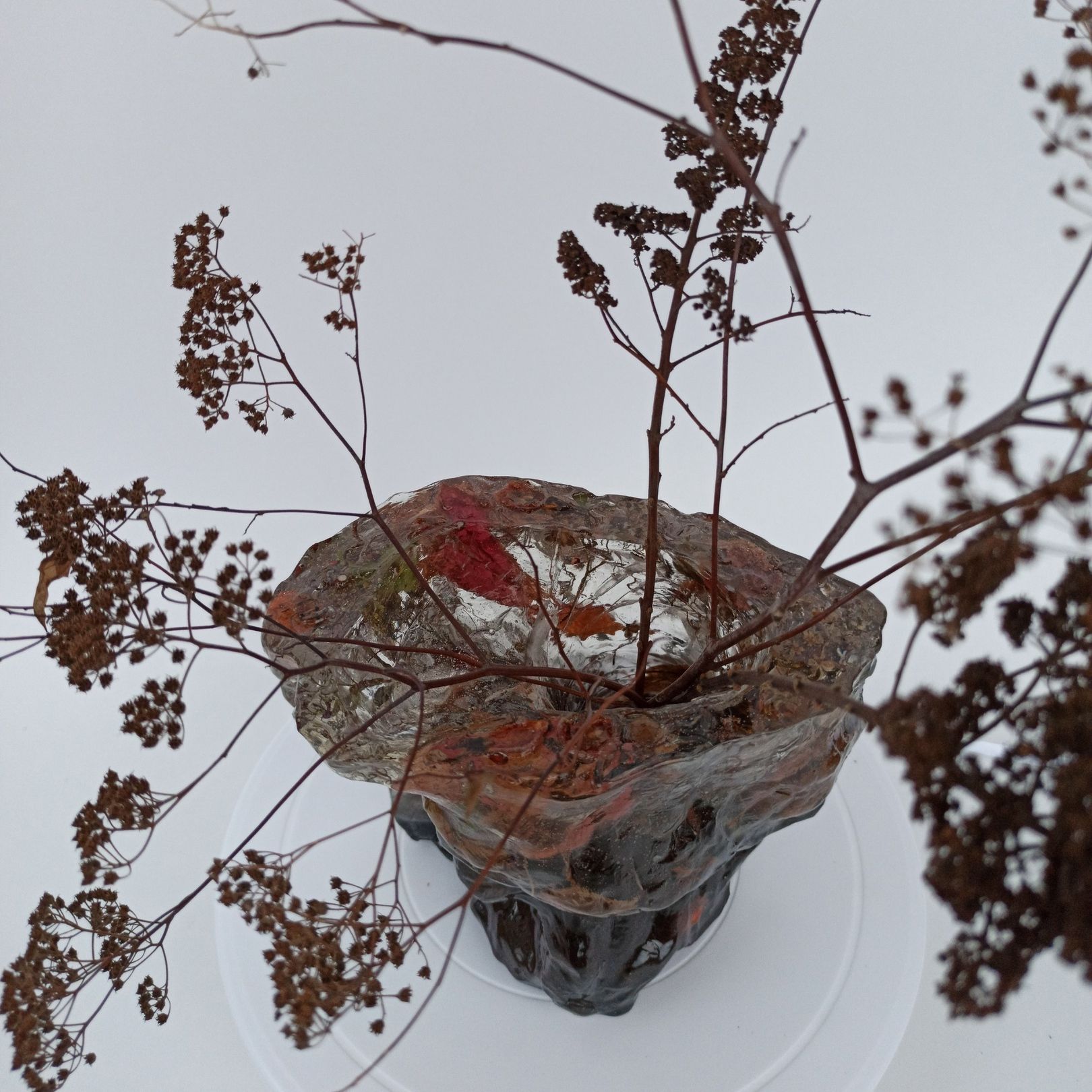 Ирина Ионина (Объект - 
                  18 x 16 см) Полый объект, имеющий ассиметричную форму снаружи и внутри, декорированный растительными структурами