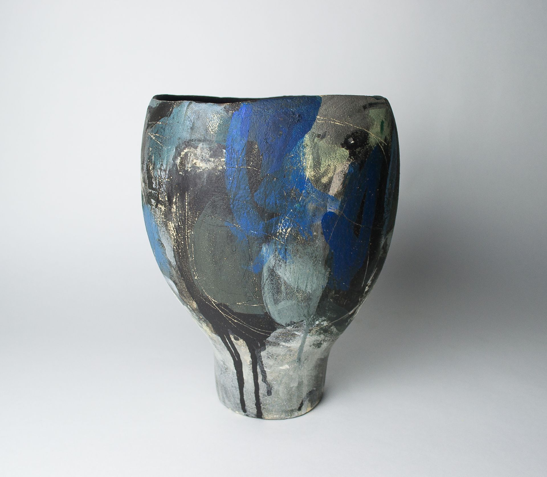 Мария Софронова (Скульптура - 
                  24 x 31 см) DARK CUP vase