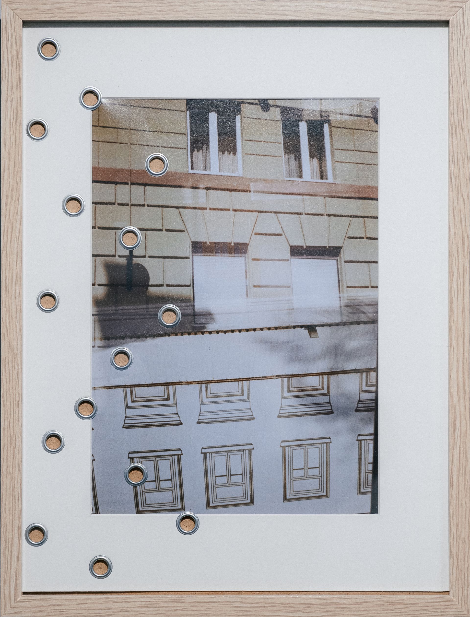 Игорь Поносов (Коллаж / ассамбляж - 
                  30 x 40 см) Между стен