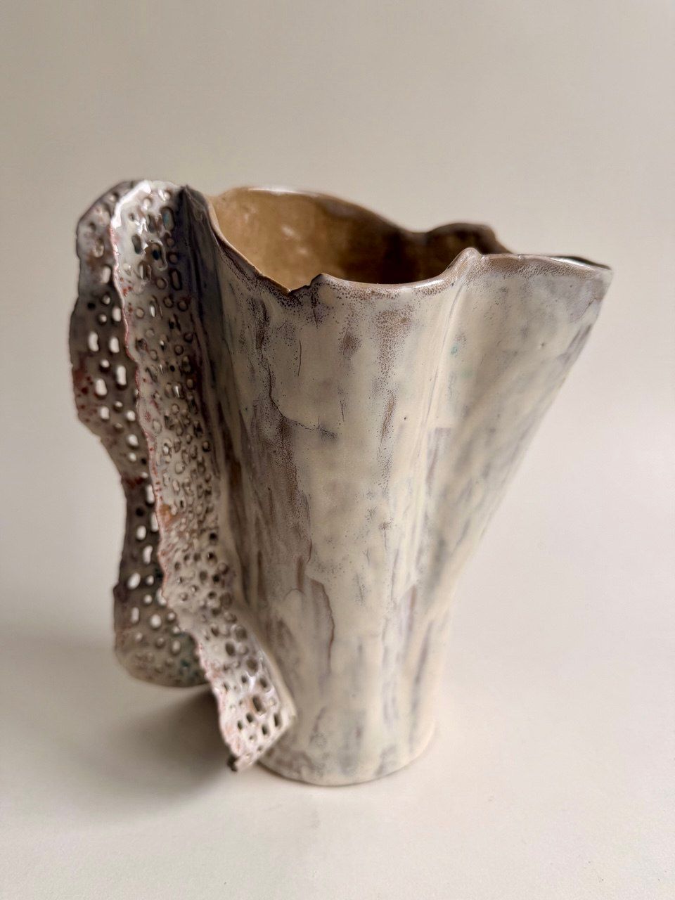 Жанна Сидакова (Скульптура - 
                  20 x 24 см) Шепот