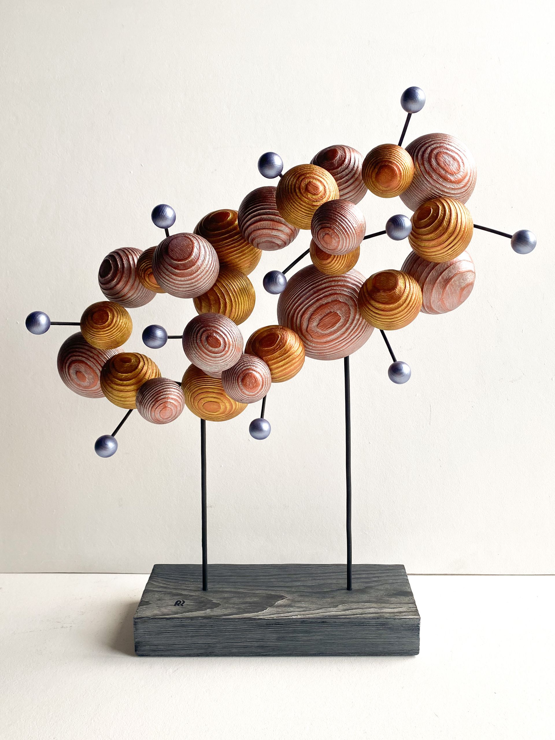 Роман Рыбянец (Скульптура - 
                  44 x 53 см) Молекула счастья