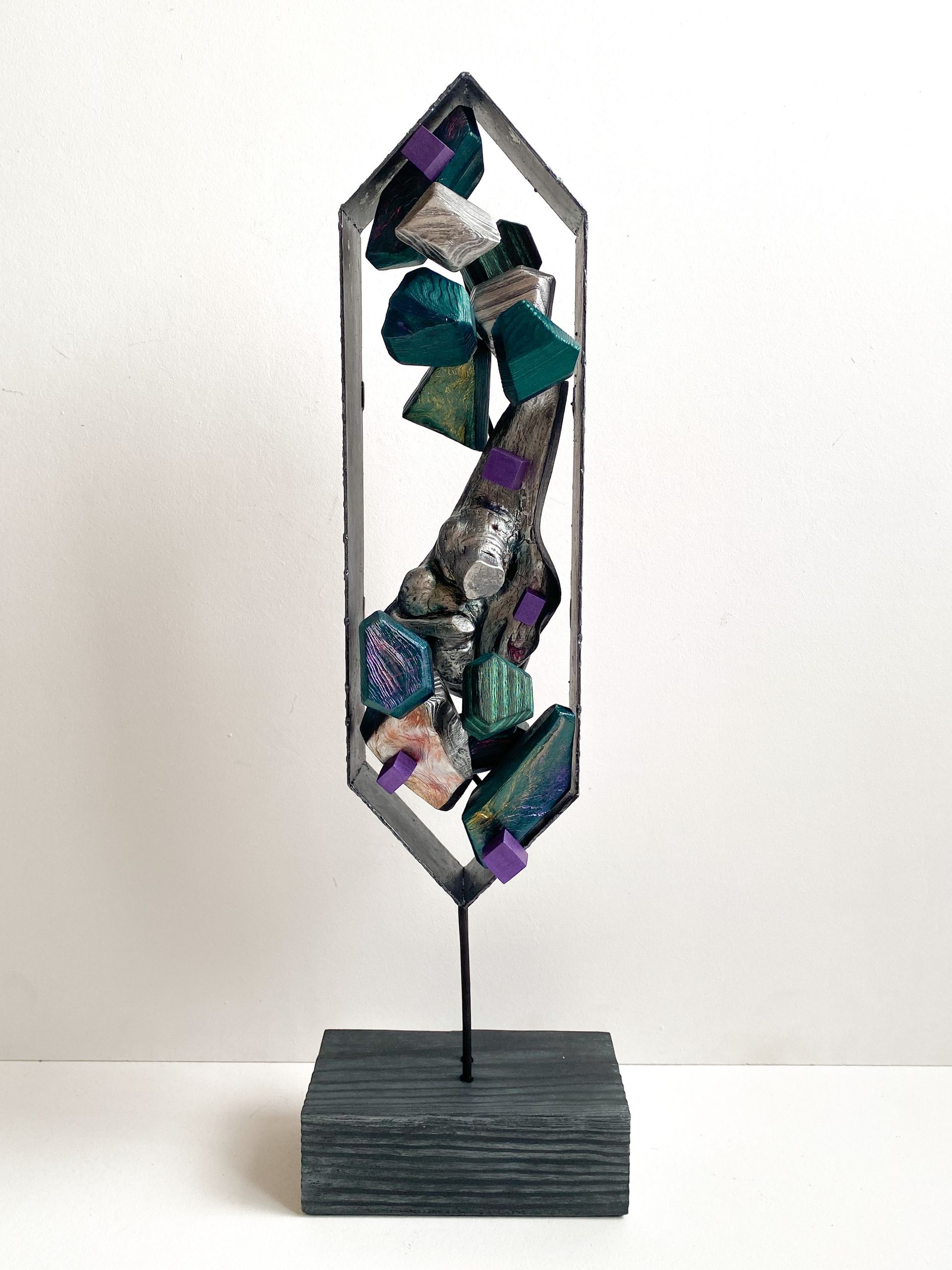 Роман Рыбянец (Скульптура - 
                  18 x 60 см) Зеленые кристаллы