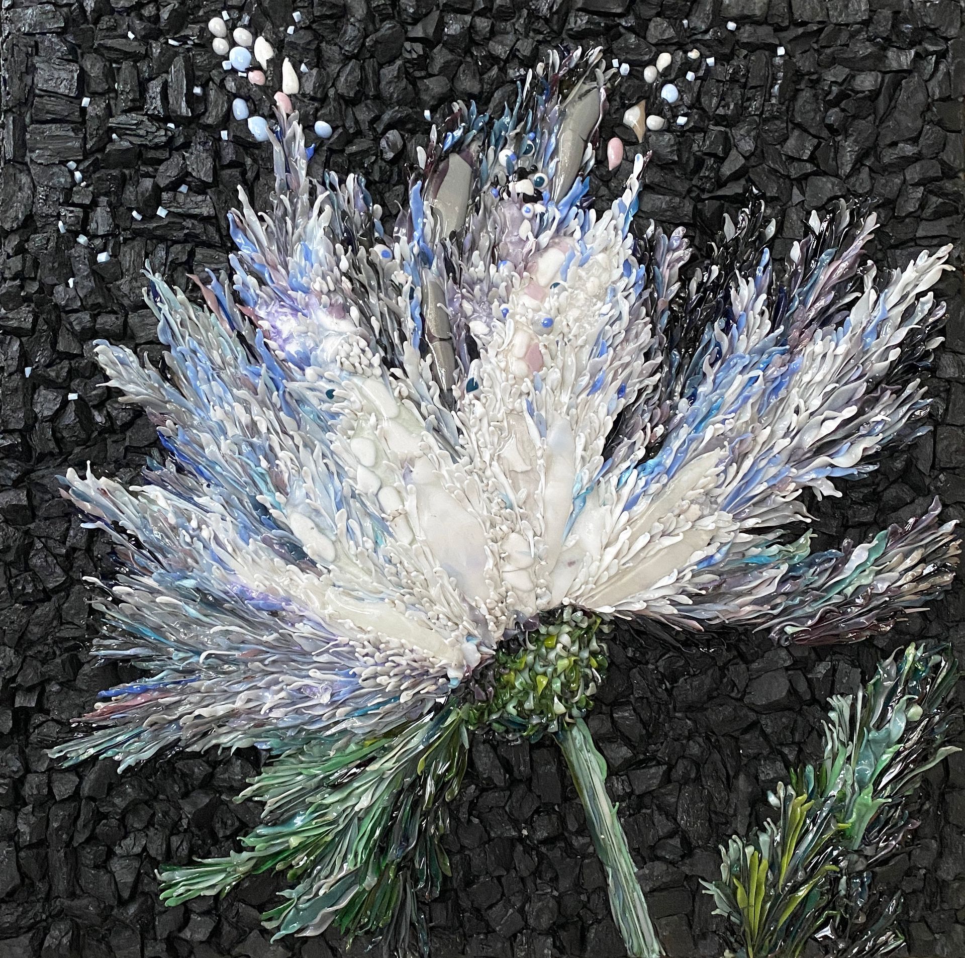 Елена Кириллова (Объект - 
                  60 x 60 см) Лепестки. На черном