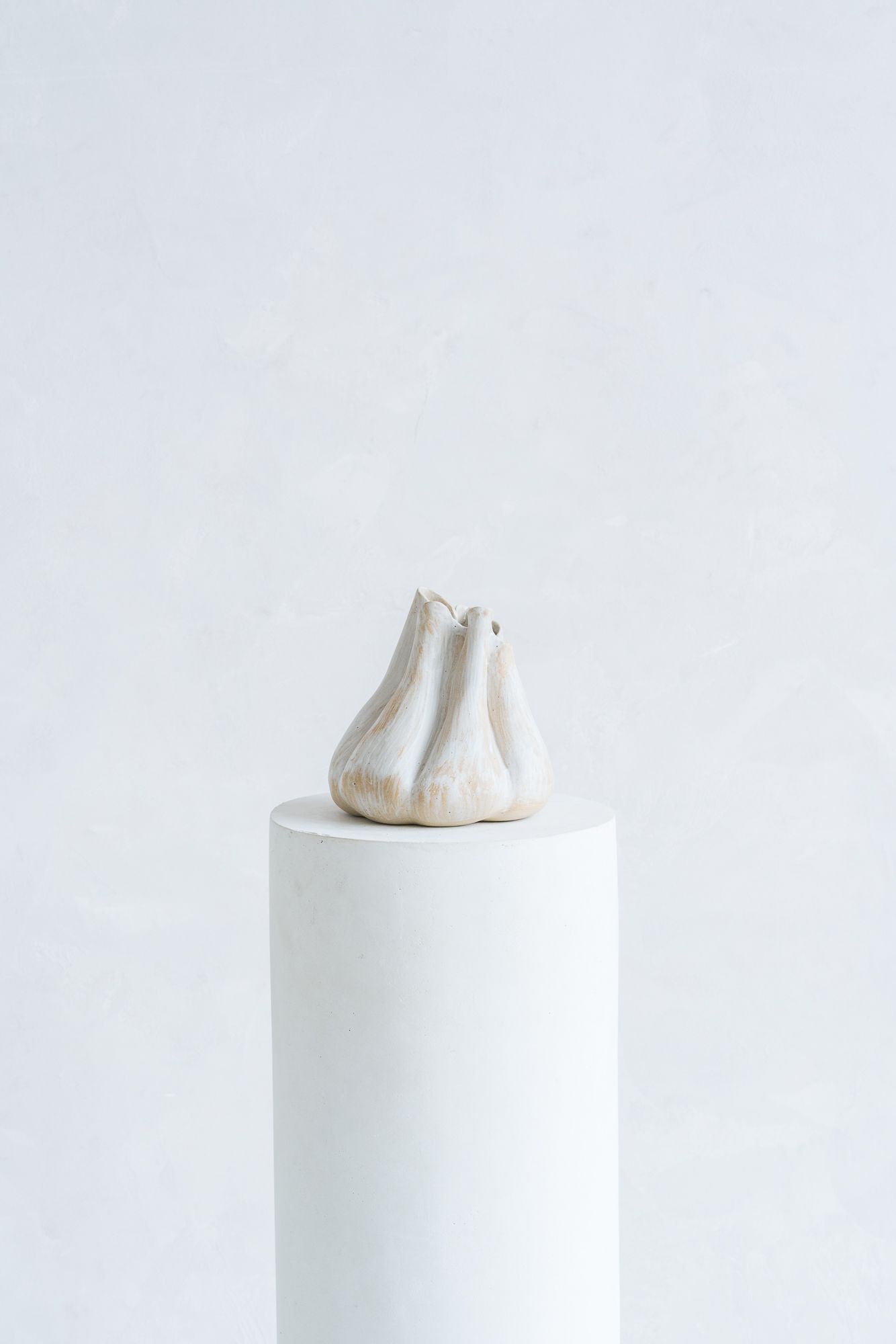 Алеся Стрикс (Скульптура - 
                  15 x 17 см) Кремовая вулканическая ваза