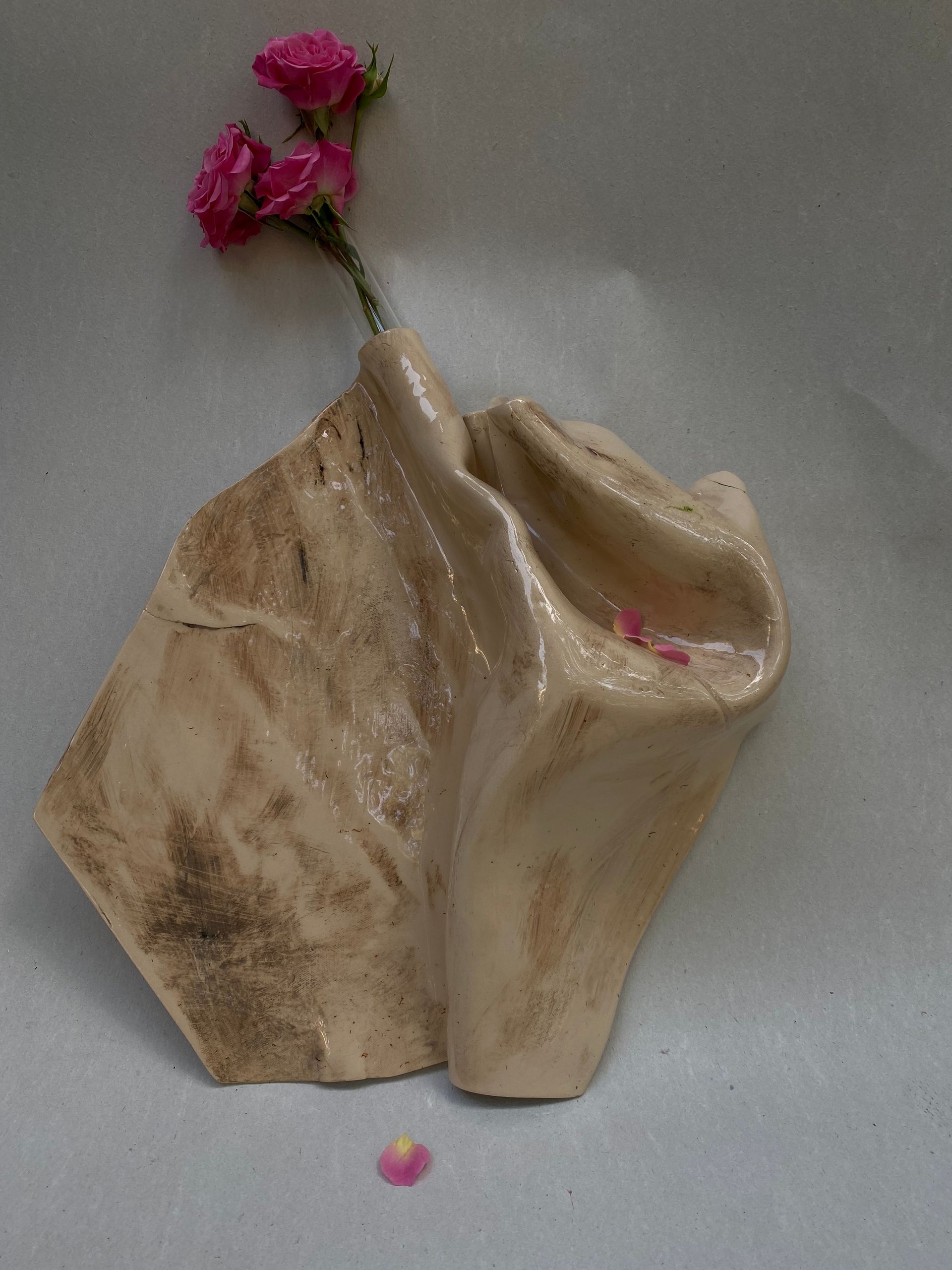 Асия Бареева (Объект - 
                  34 x 44 см) Ваза в панно глиняная