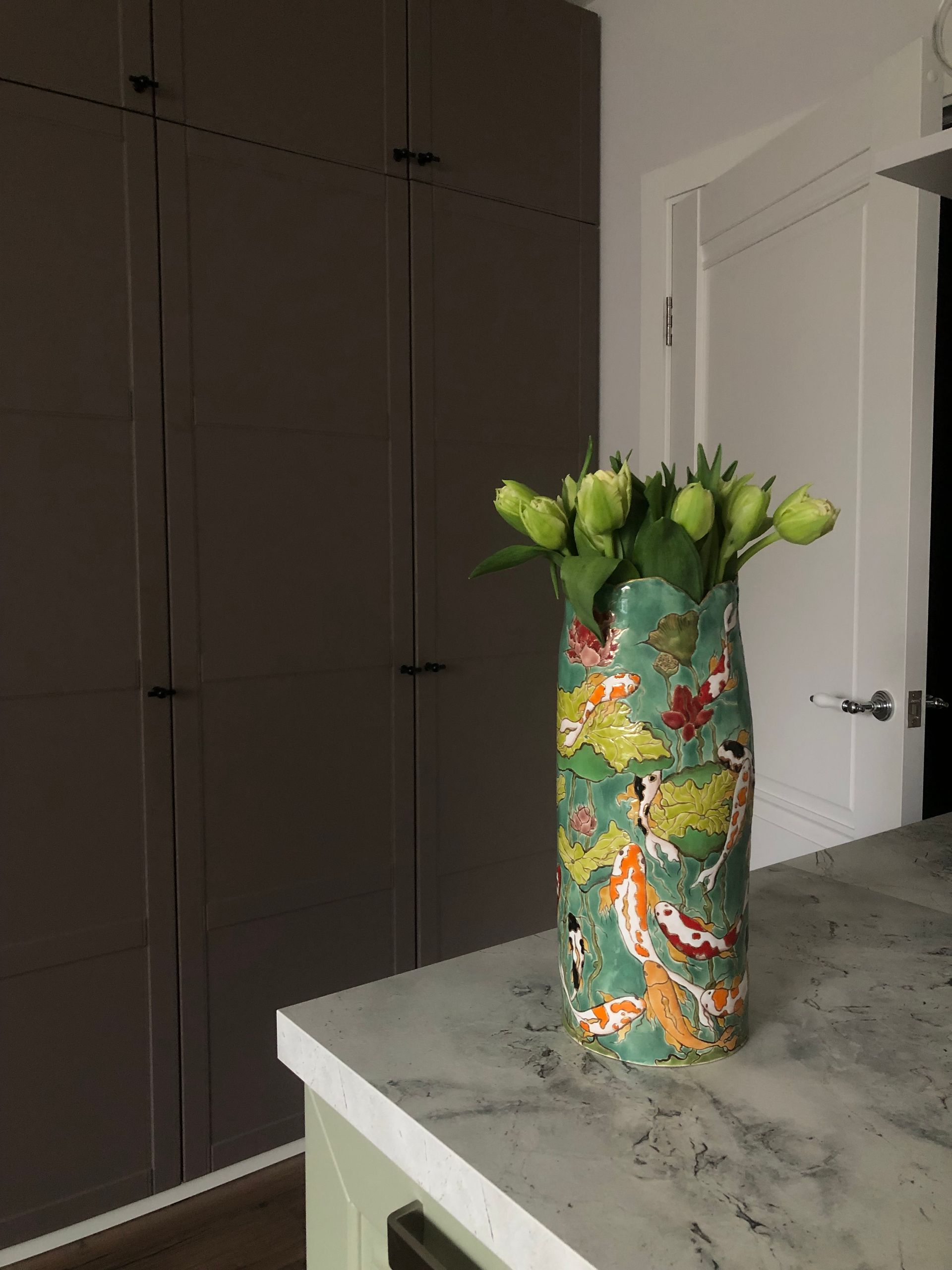 Динара Амирова (Скульптура - 
                  13 x 33 см) KOI VASE