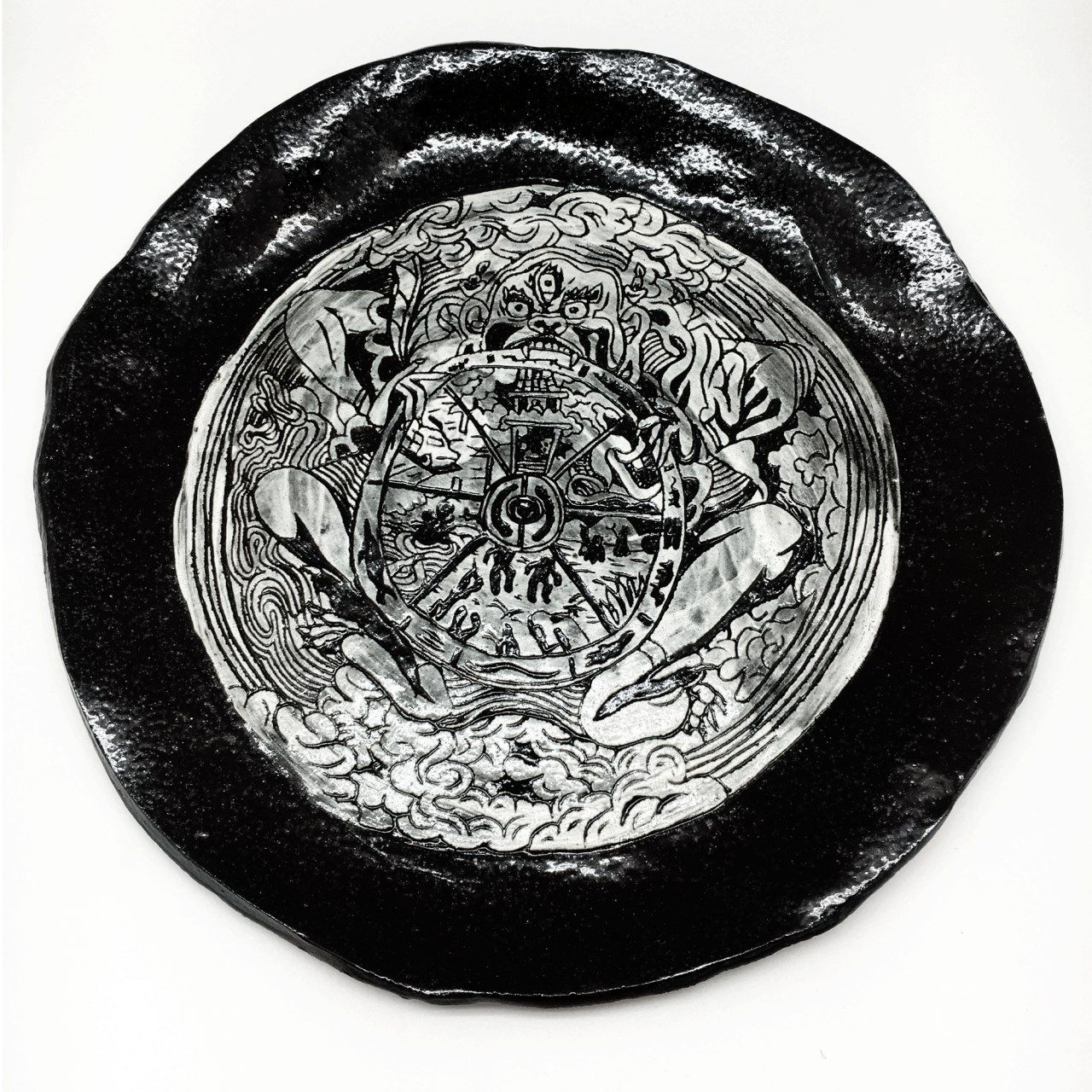 Рома Сойда (Скульптура - 
                  50 x 5 см) Керамическая тарелка, сграффито  // Искусство исчезновений