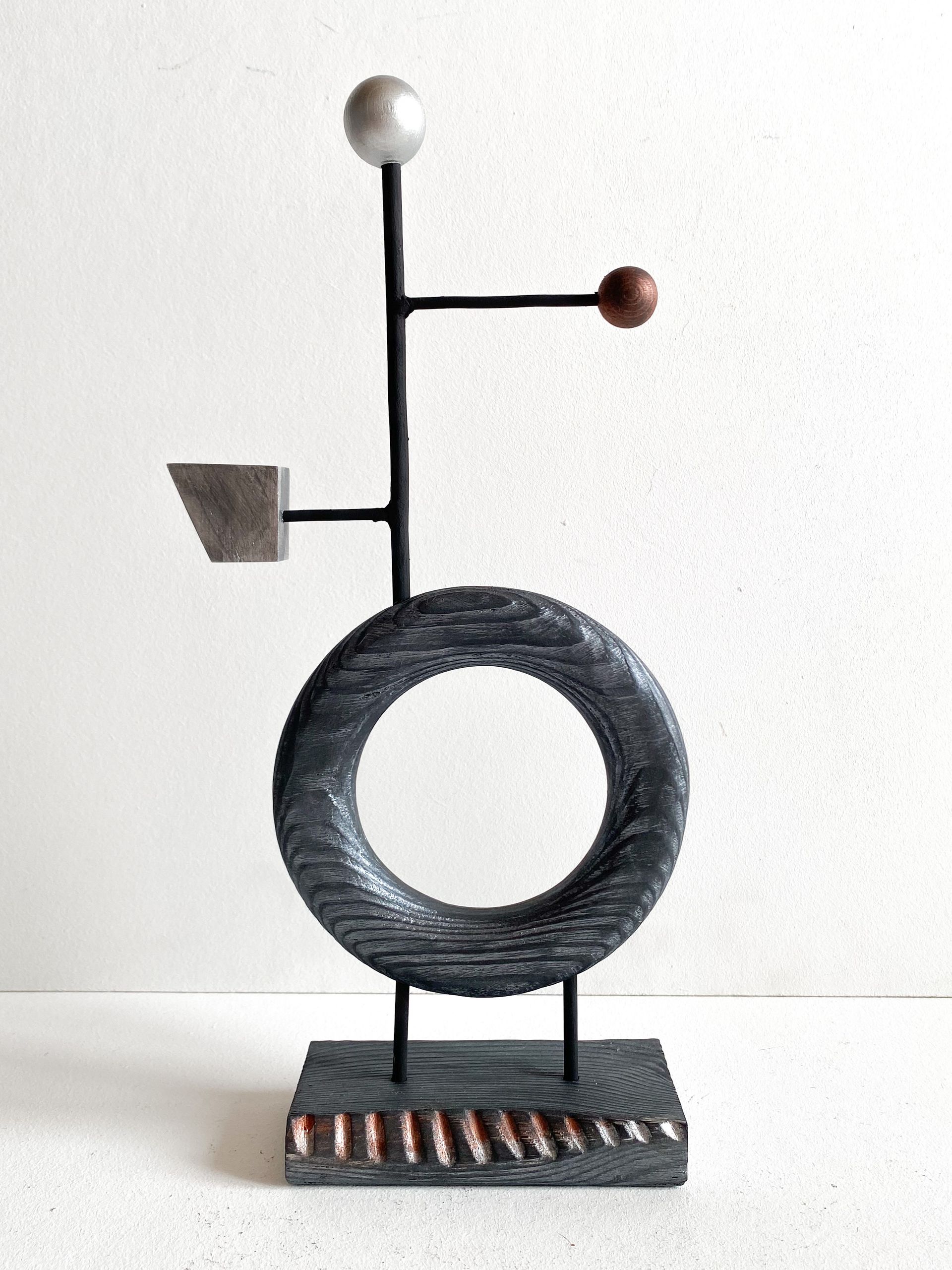 Роман Рыбянец (Скульптура - 
                  19 x 38 см) Супрематический знак N1