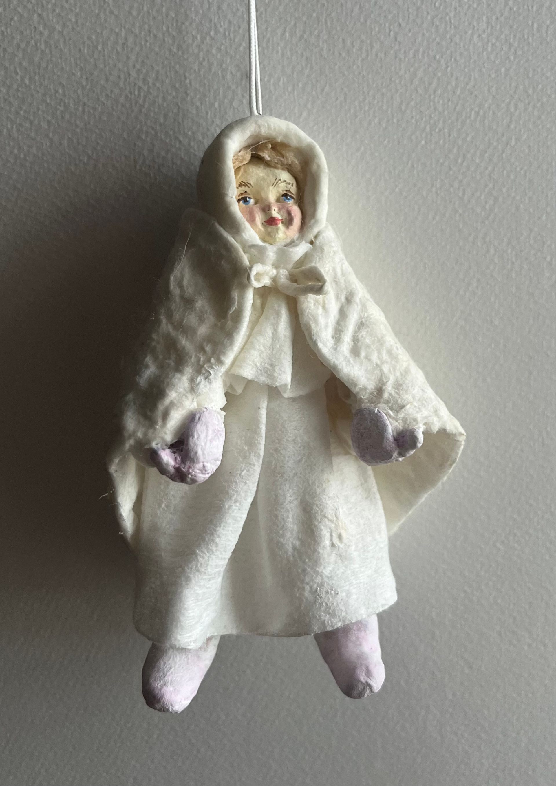 Елизавета Тарасова (Объект - 
                  12 x 19 см) Ангел, укрывшийся крыльями