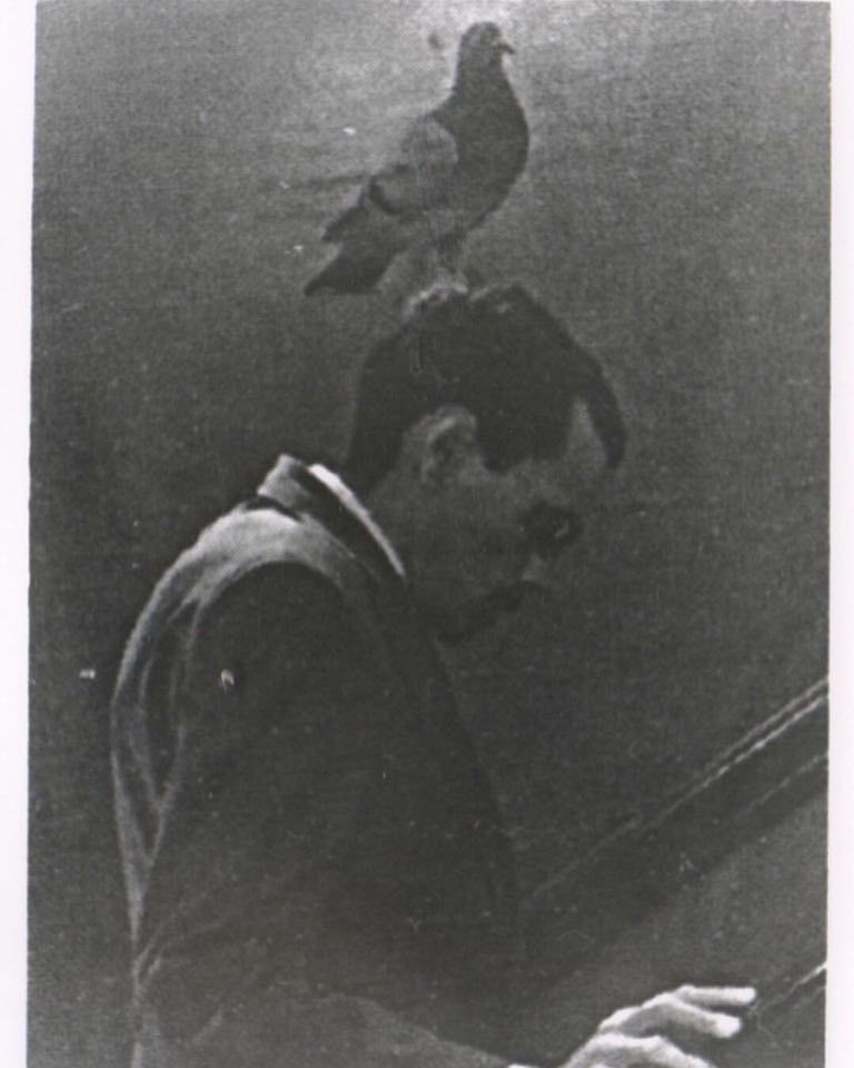 Ася Жетвина (Фотография - 
                  ? x ? см) The spy with his spy-pigeon during the mission