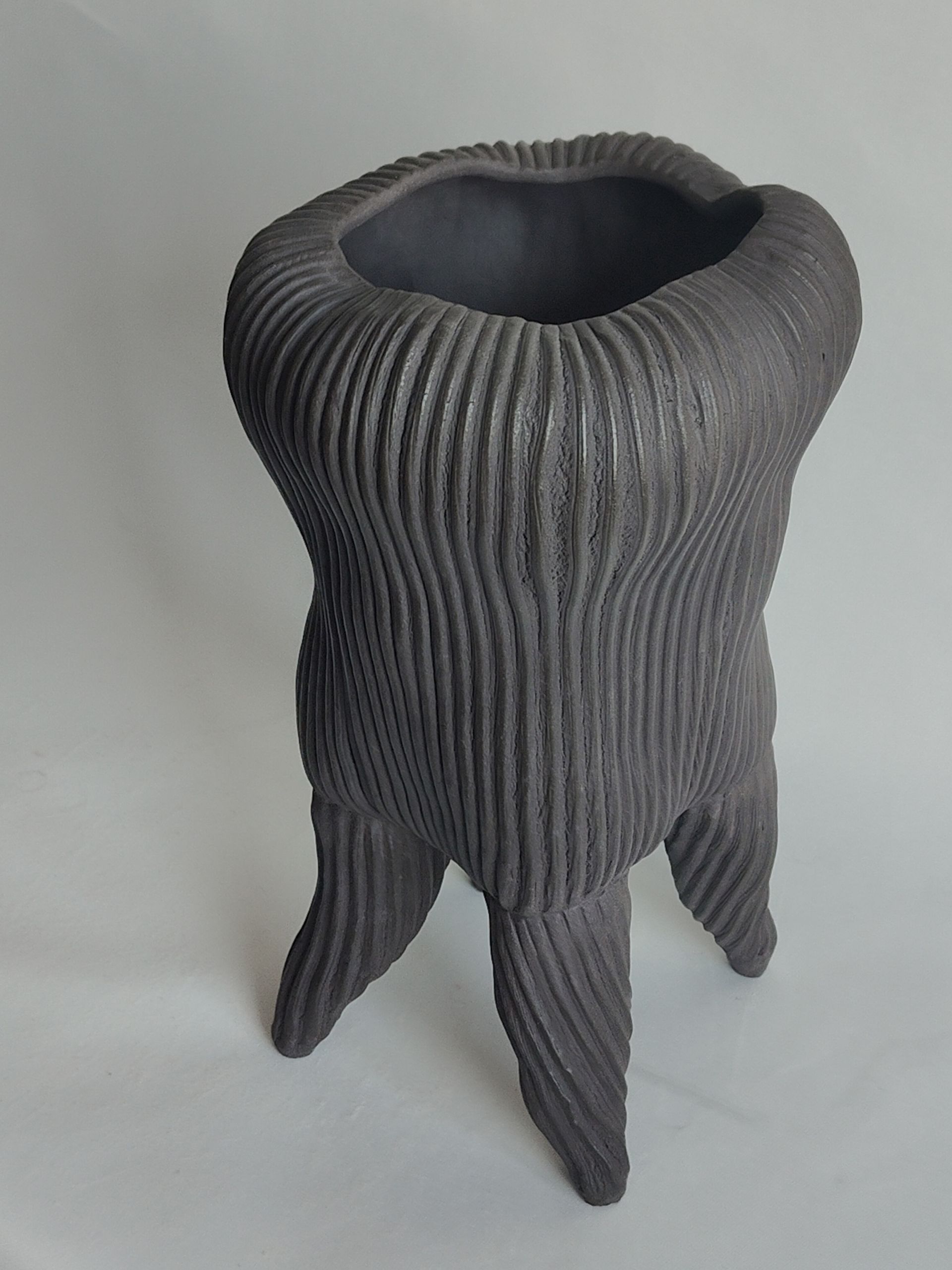 Екатерина Пеганова (Скульптура - 
                  15 x 27 см) Ваза "Бутон на ножках"