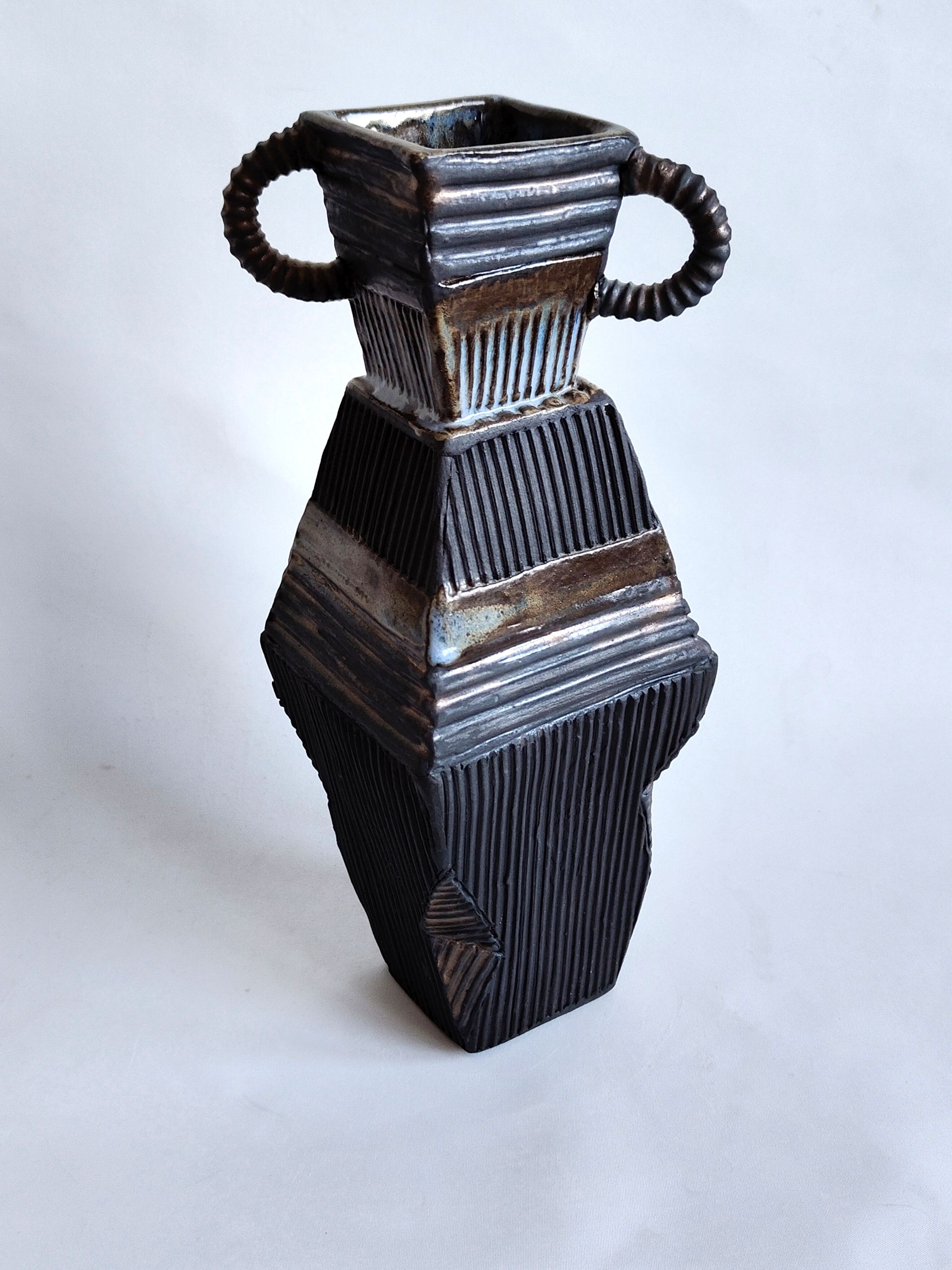 Екатерина Пеганова (Скульптура - 
                  11 x 34 см) Ваза большая из серии "Незнакомцы с Берега Слоновой кости"