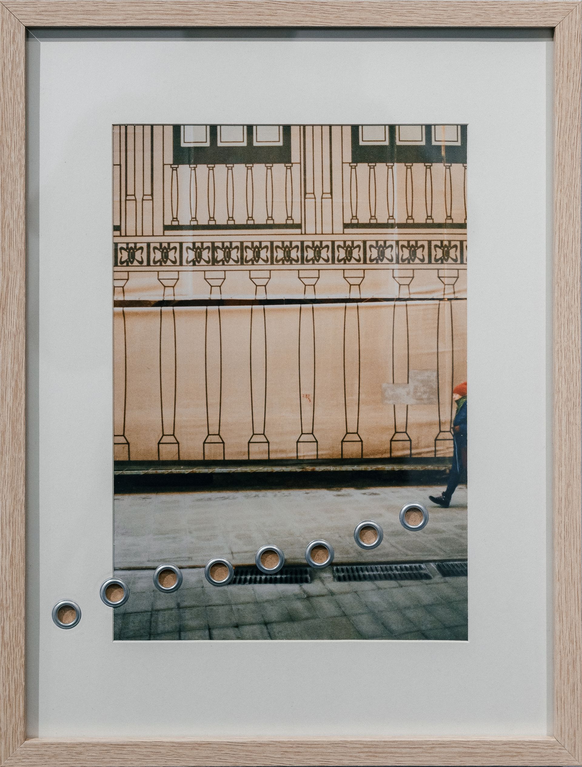 Игорь Поносов (Коллаж / ассамбляж - 
                  30 x 40 см) Между стен