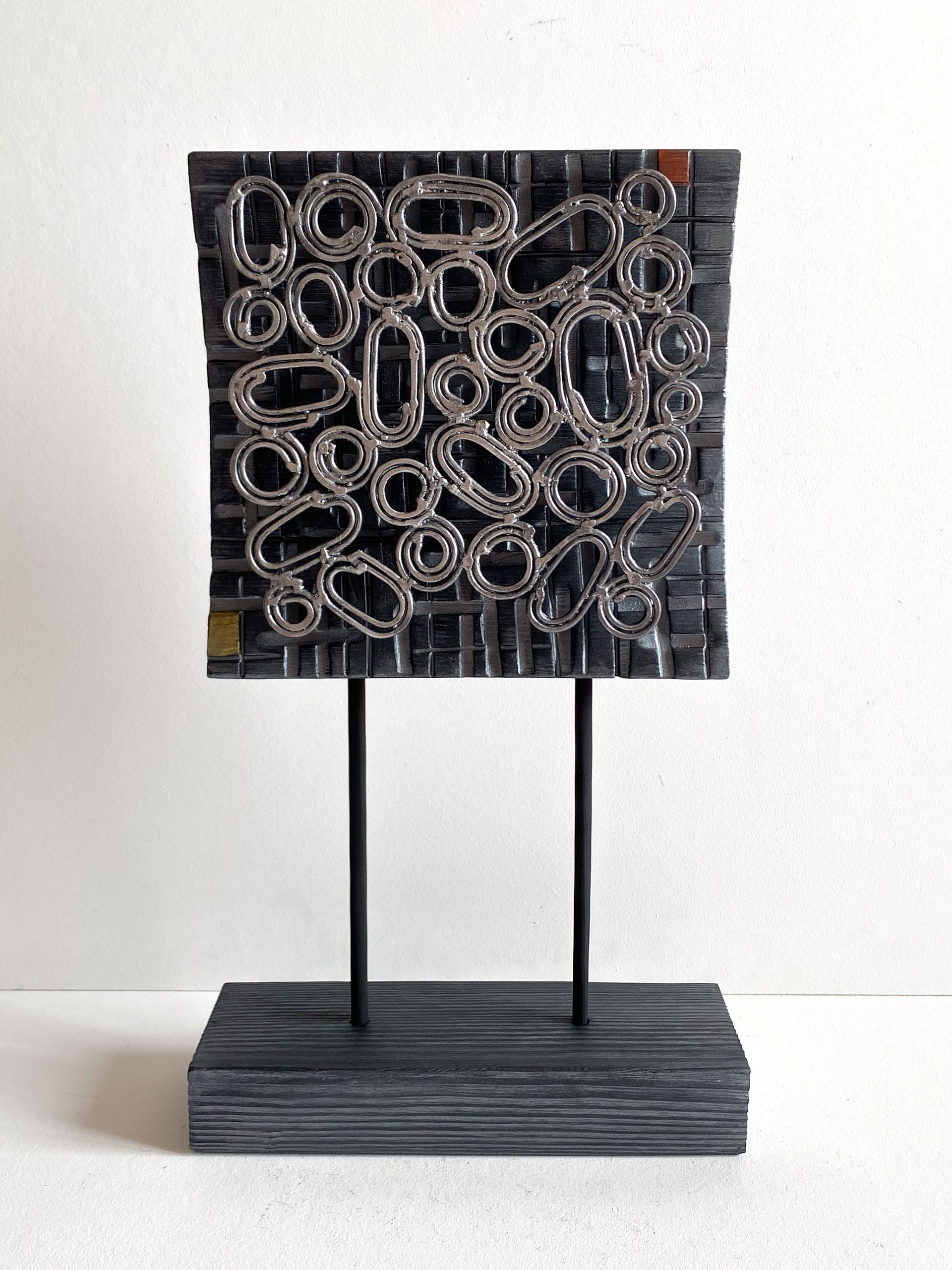 Роман Рыбянец (Скульптура - 
                  26 x 46 см) Квадратный код