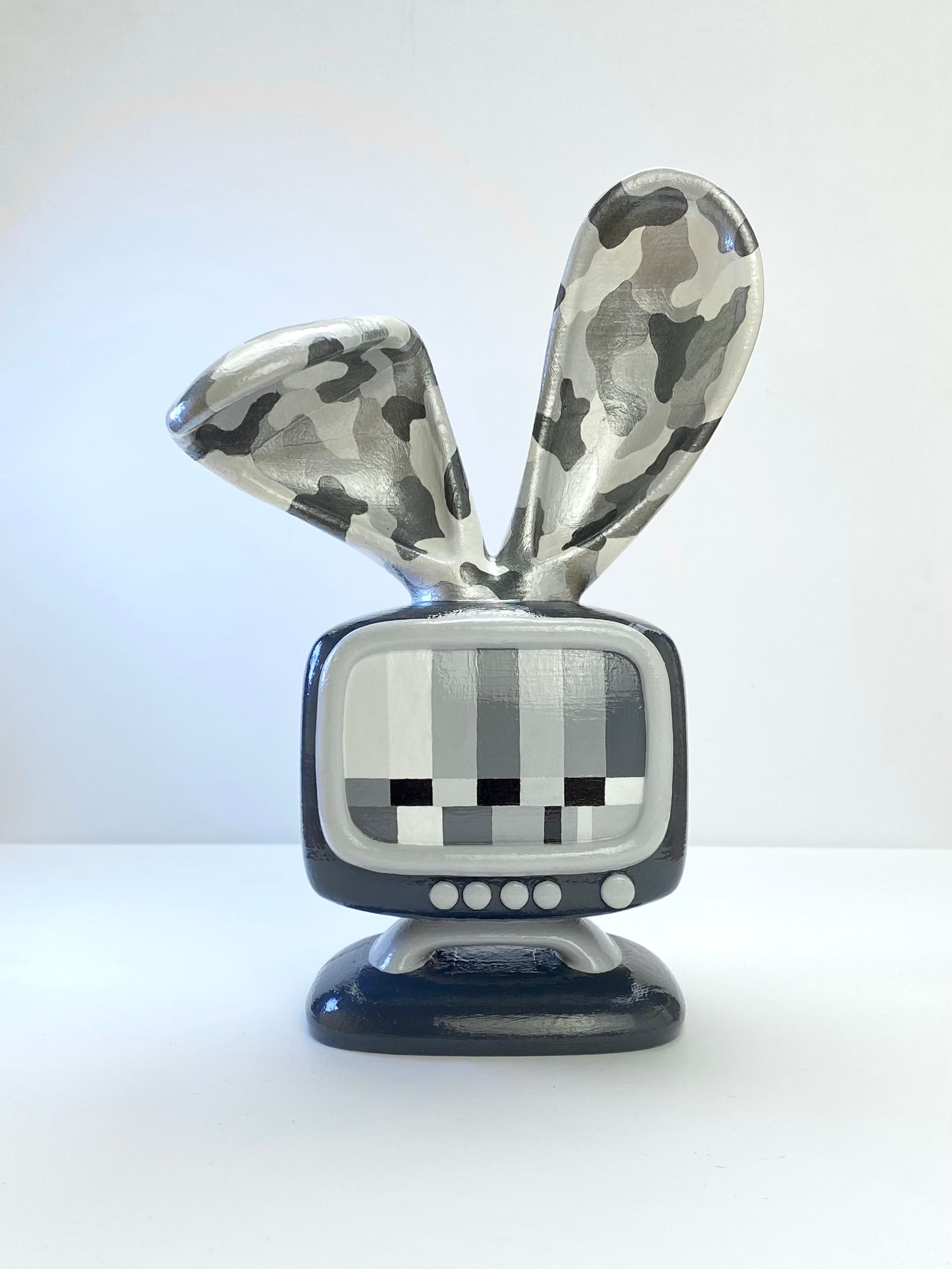 Кирилл Суриков (Скульптура - 
                  13 x 20 см) Black & White Pearl Bunny TV