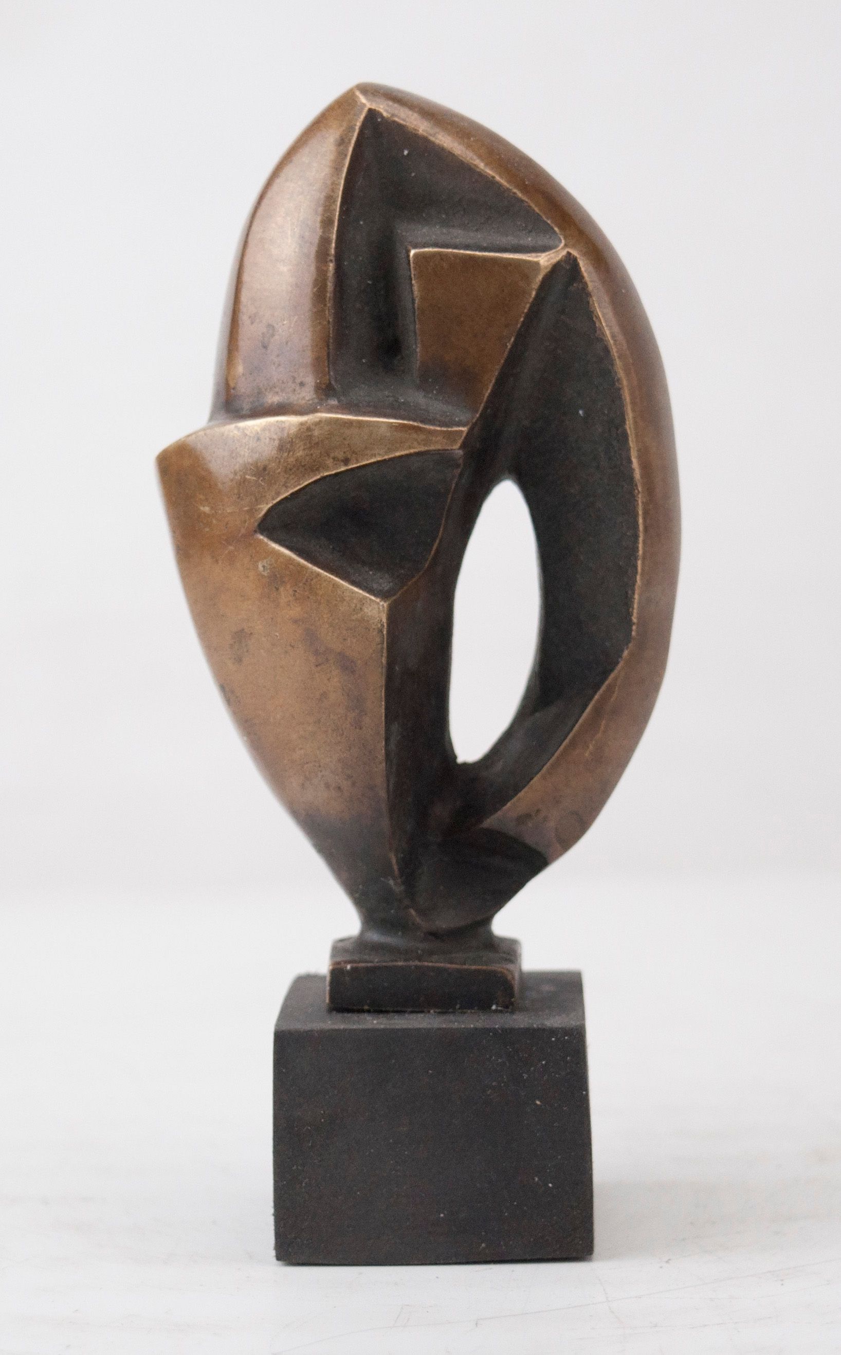 Сергей Борисов (Скульптура - 
                  6.5 x 14.5 см) Цикличность