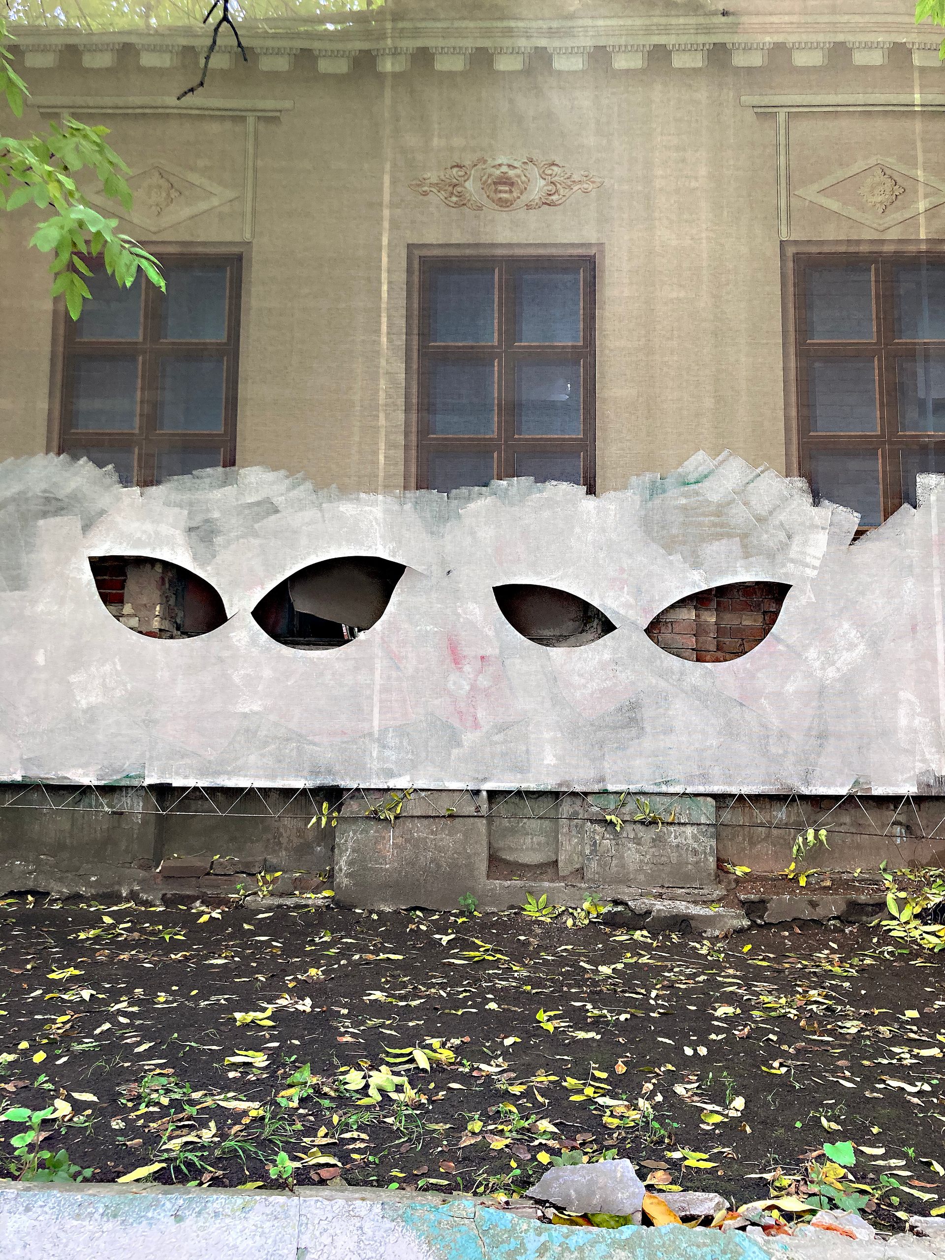 Кирилл Лебедев (Кто) (Фотография - 
                  30 x 40 см) Из серии "Вырезанные глаза"