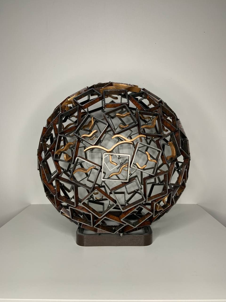Руслан Брускошар (Скульптура - 
                  30 x 31 см) Безграничный полет